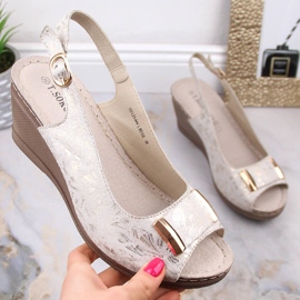 Sandalias mujer cuña beige brillante T.Sokolski L23-444 1