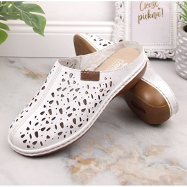 Rieker 65996-80 deslizadores de cuero blanco calado con elástico 2 Rieker 65996-80 deslizadores de cuero blanco calado con elástico 2