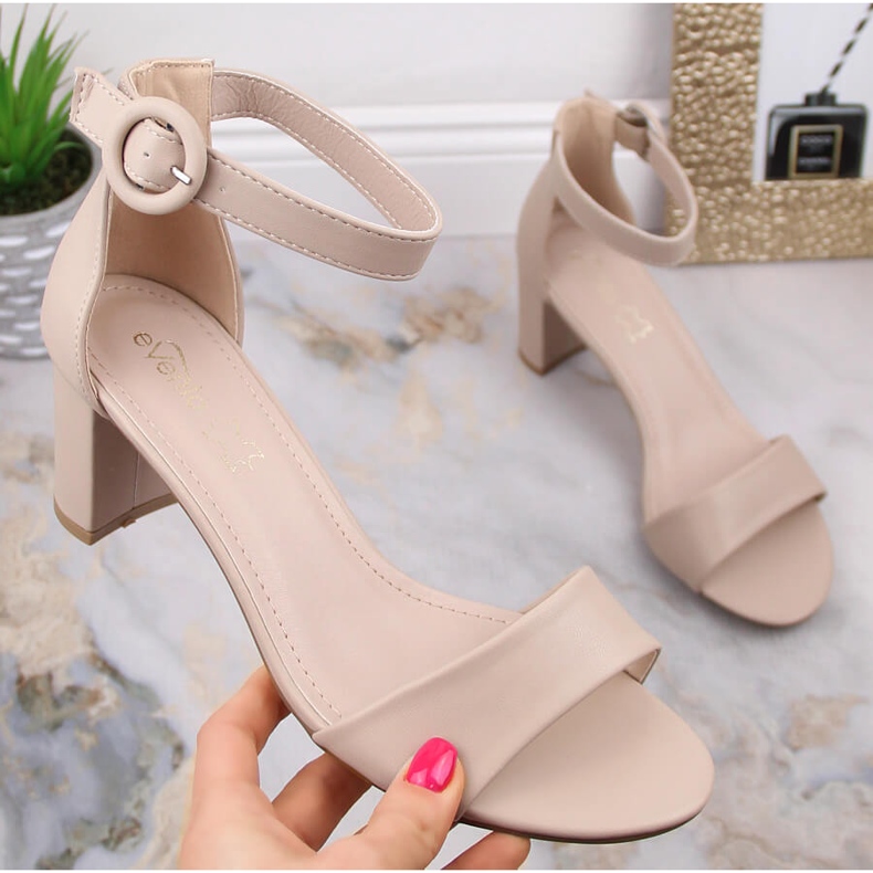 Sandalias beige de mujer en el puesto eVento 1617 1