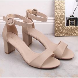 Sandalias beige de mujer en el puesto eVento 1617 2