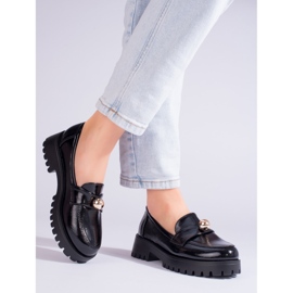 Mocasín negro lacado con adornos Shelovet dorados 1