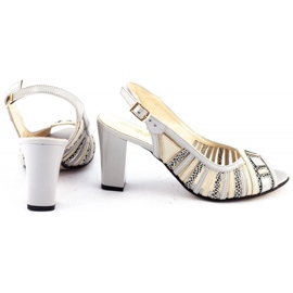 Sandalias grises en el poste H-51 4
