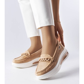 BM Mocasín beige con cadena 1