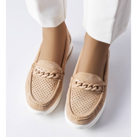 BM Mocasín beige con cadena 2