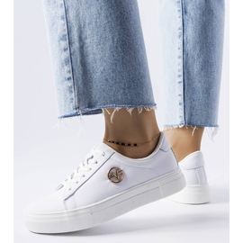 Venezia Zapatillas blancas decoradas con un logo dorado de Vincez. blanco 1
