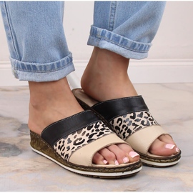 Cómodas zapatillas de estar por casa de mujer en piel con estampado de leopardo Artiker 52C0972 negro 4