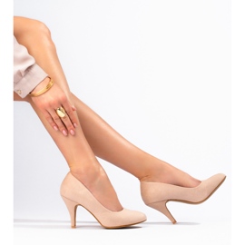 Zapatos de tacón clásicos en ante beige de Shelovet 1
