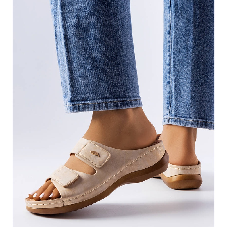 Sandalias de cuña baja en beige 1