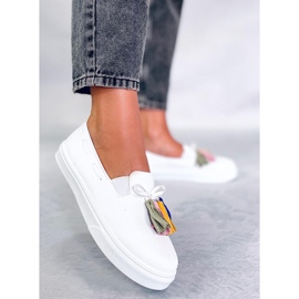 Salma White zapatillas primaverales con borlas blanco 2