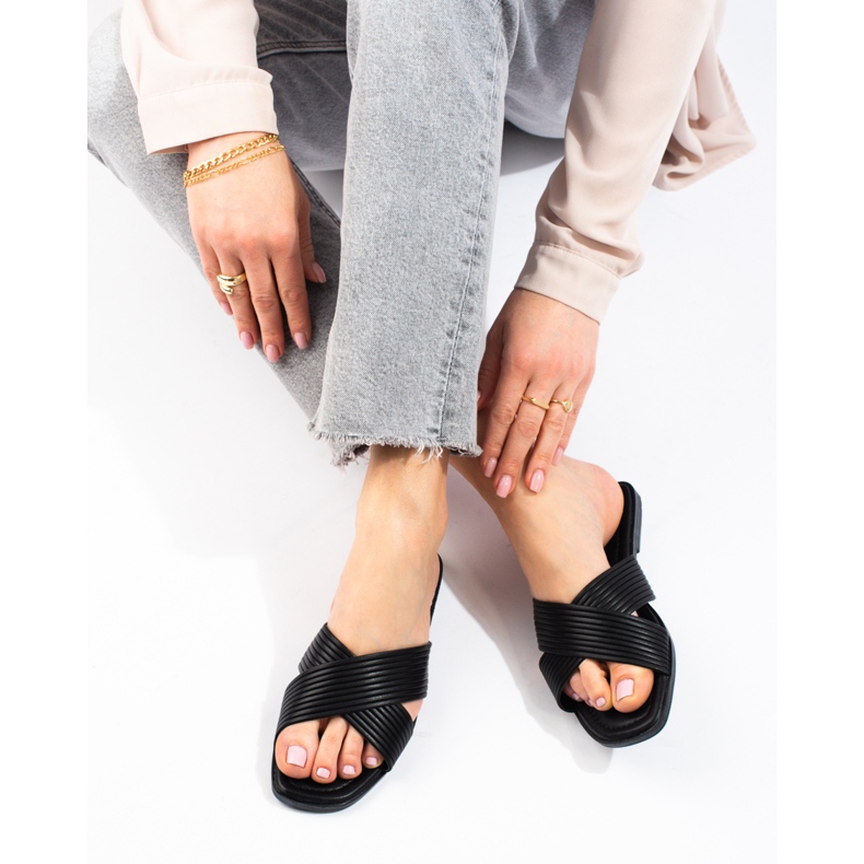 TRENDI Cómodas chanclas clásicas negro 1