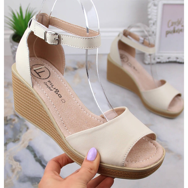 Cómodas sandalias de mujer en piel con cuña Filippo DS4507 beige 1 Cómodas sandalias de mujer en piel con cuña Filippo DS4507 beige 1