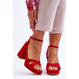 Sandalias de tacón cuadrado de ante rojo potente 1