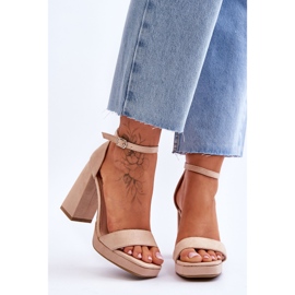 Sandalias de ante de moda con tacón cuadrado en color beige merila 1