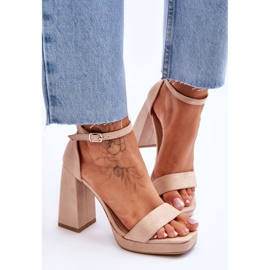 Sandalias de ante de moda con tacón cuadrado en color beige merila 5