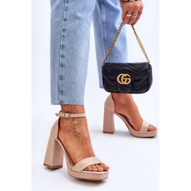 Sandalias de ante de moda con tacón cuadrado en color beige merila 2