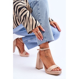 Sandalias de ante de moda con tacón cuadrado en color beige merila 6