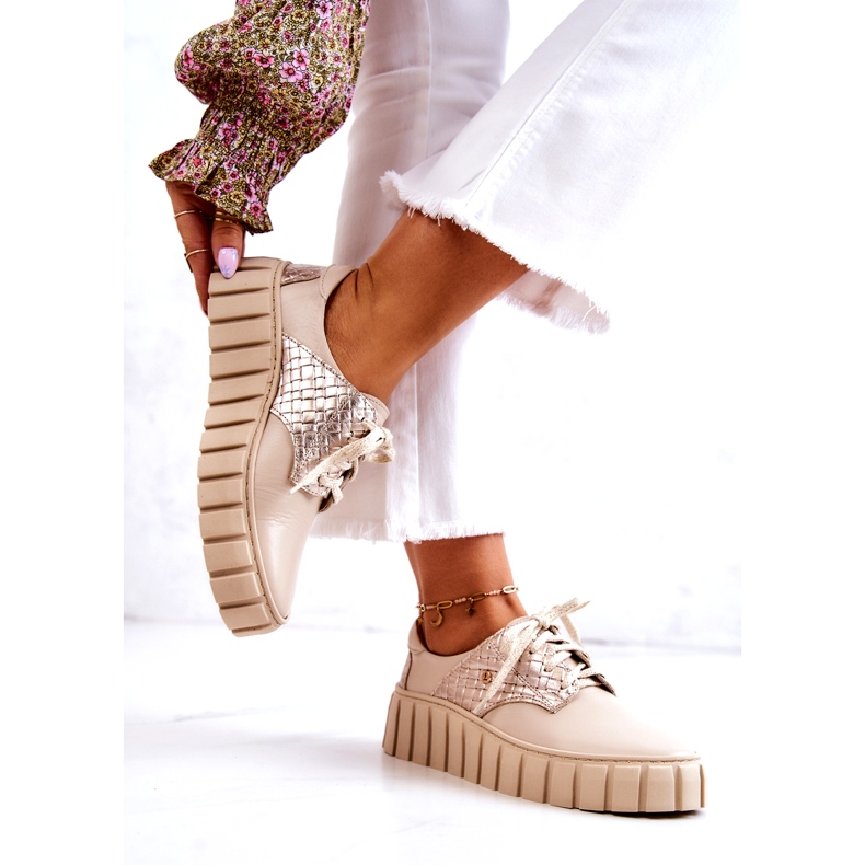 Lemar Zapatos de cuero beige y dorado sobre plataforma. 2