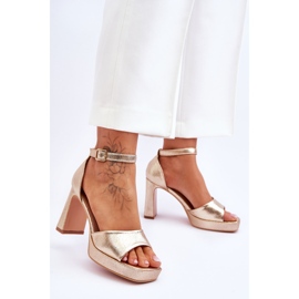 Sandalias clásicas de cuero en plataforma dorada con clase dorado 2