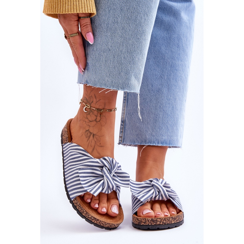 FJ1 Chanclas en una plataforma de corcho con rayas blancas y azules festivas blanco 1 FJ1 Chanclas en una plataforma de corcho con rayas blancas y azules festivas blanco 1