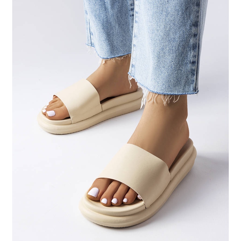 Zapatillas beige en la plataforma 1