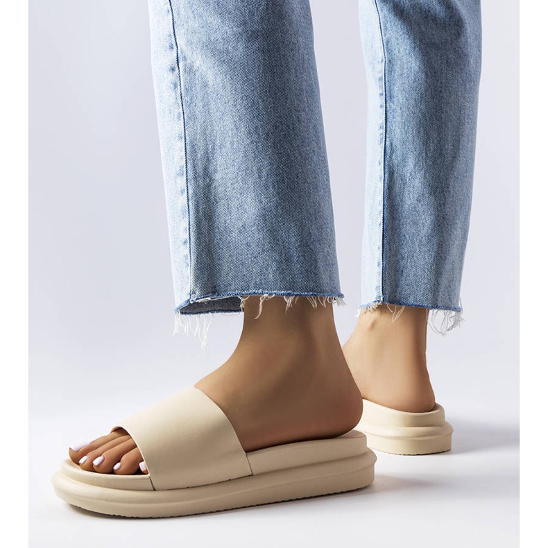 Zapatillas beige en la plataforma 2