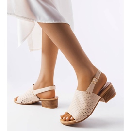 Sandalias beige tacón bajo 1