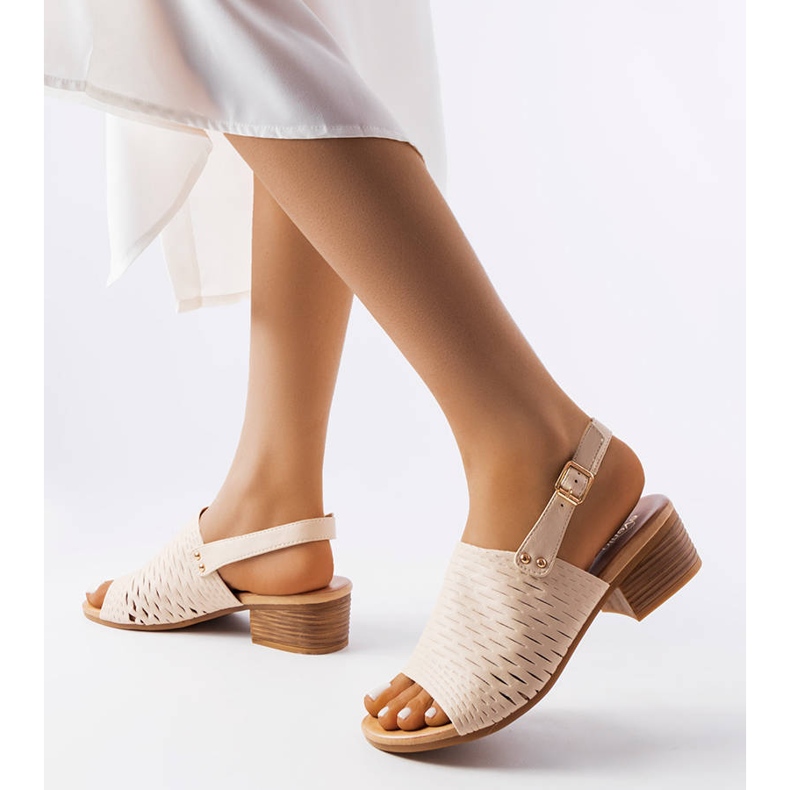 Sandalias beige tacón bajo 1