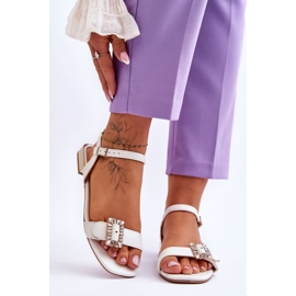 Blanco Sandalias planas con tacones dorados de Mindley 1 Blanco Sandalias planas con tacones dorados de Mindley 1