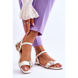 Blanco Sandalias planas con tacones dorados de Mindley 2