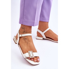 Blanco Sandalias planas con tacones dorados de Mindley 3