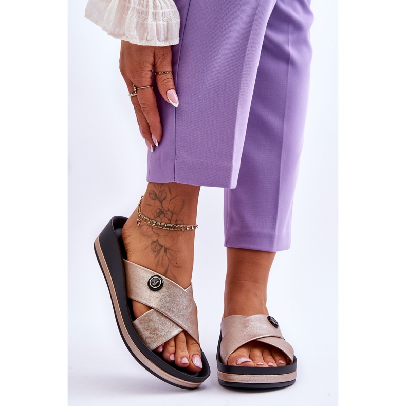 Vinceza Pantuflas de mujer con plataforma y adornos Brooklyn en dorado 1