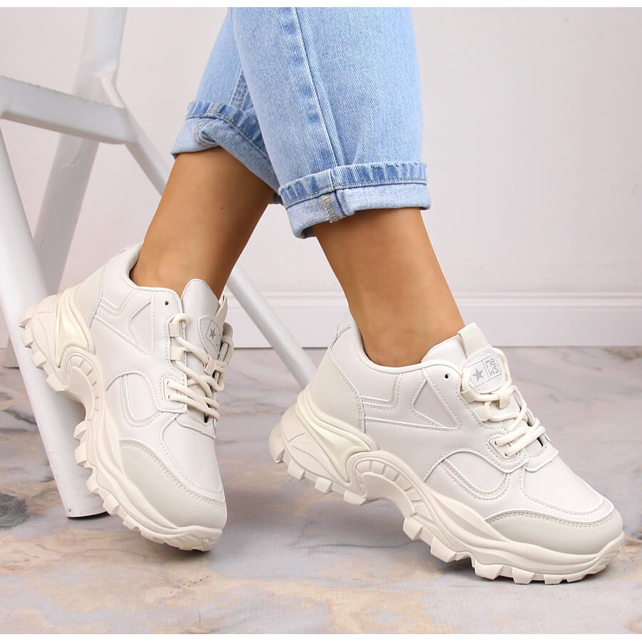 Zapatos deportivos de mujer en la plataforma beige eVento 5465