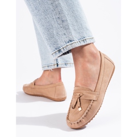 Mocasines de mujer en ante beige de Shelovet 2