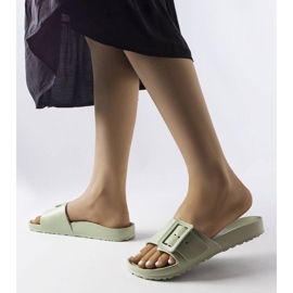 Chanclas de goma verdes con hebilla de Nelm 2