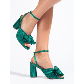 Sandalias de tacón de tela verde de Shelovet 2