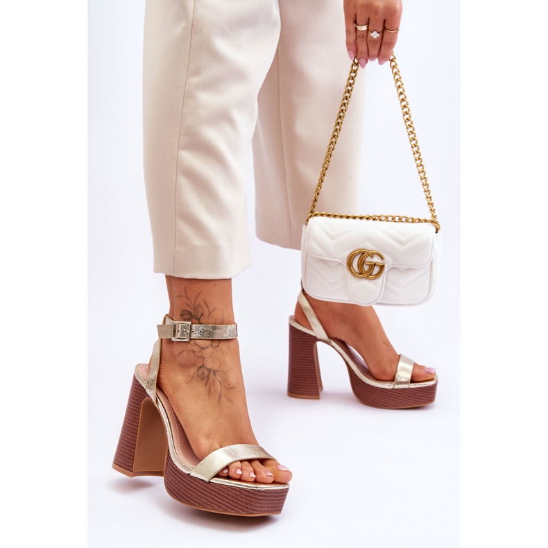 Sandalias de cuero en una plataforma marina dorada masiva dorado 2