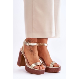 Sandalias de cuero en una plataforma marina dorada masiva dorado 7