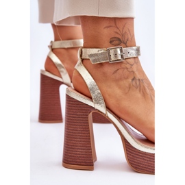Sandalias de cuero en una plataforma marina dorada masiva dorado 5
