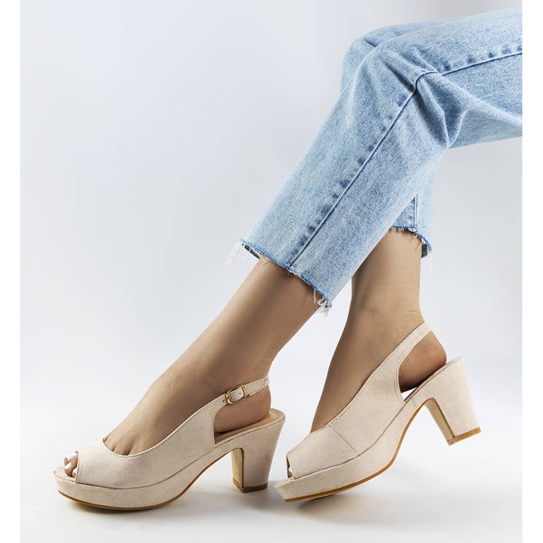 Sandalias de bloque beige de Dionne. 1