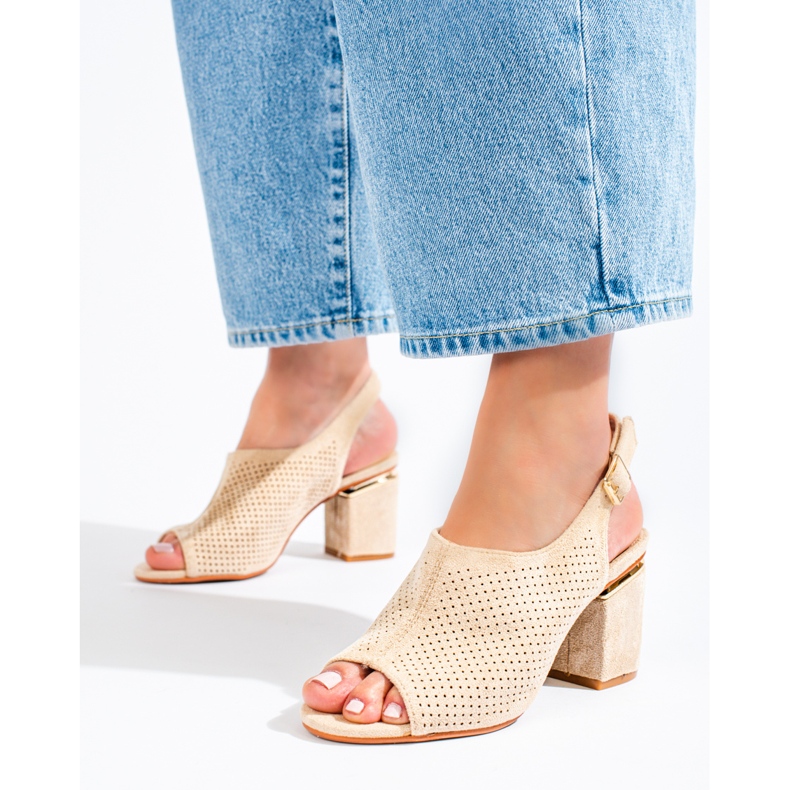 Sandalias de tacón alto en ante beige de Vinceza 2