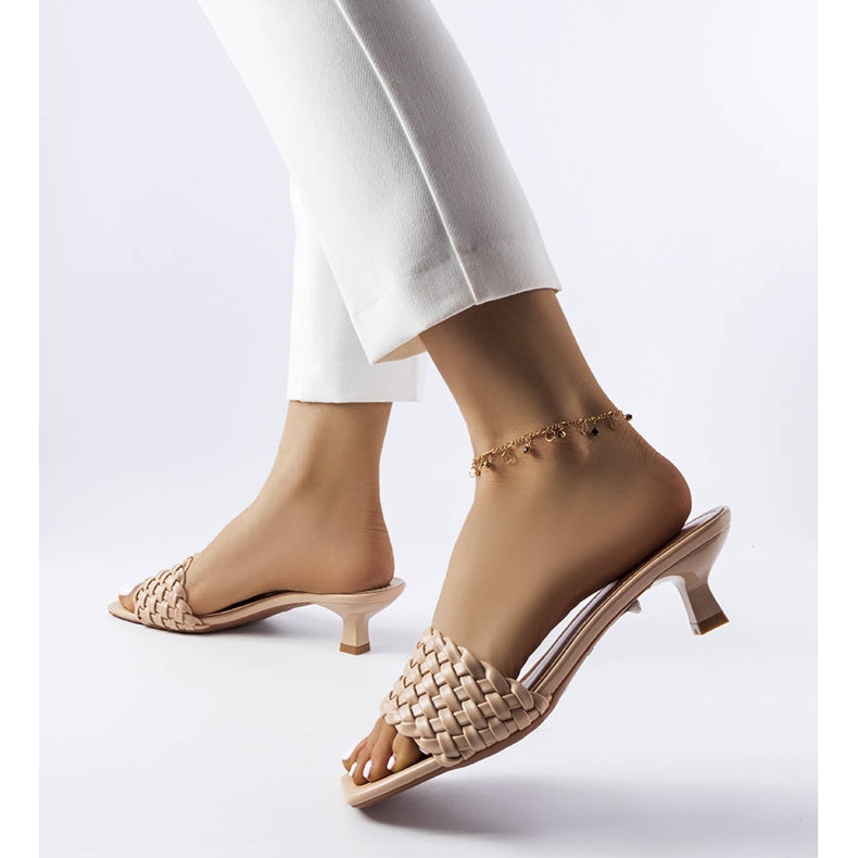 Sandalias beige de tacón bajo de Burbank 2