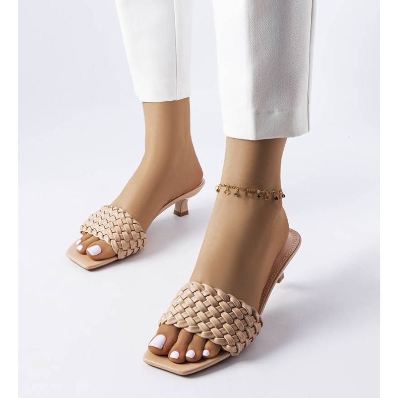 Sandalias beige de tacón bajo de Burbank 1