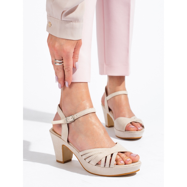 Sandalias de ante para mujer en un poste estable Shelovet beige 1