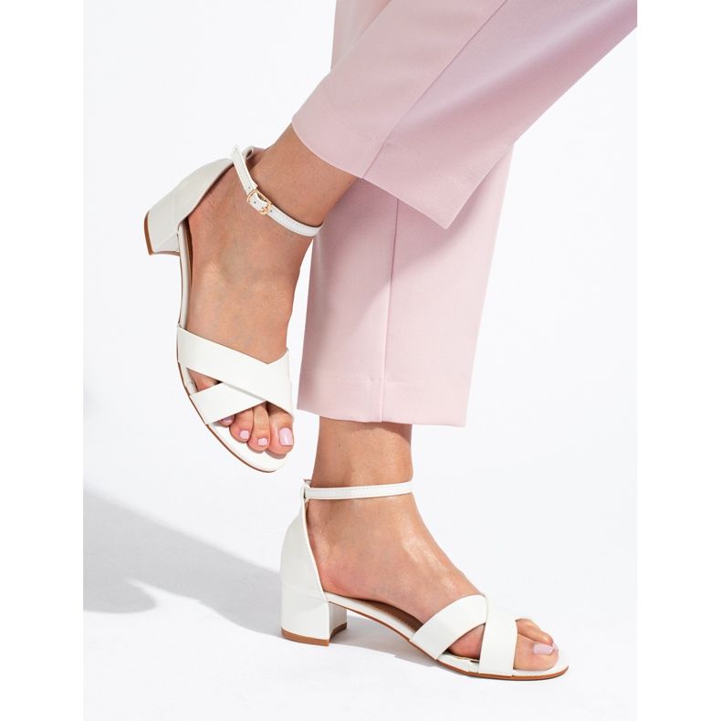 Elegantes sandalias blancas de tacón bajo de Shelovet blanco 1
