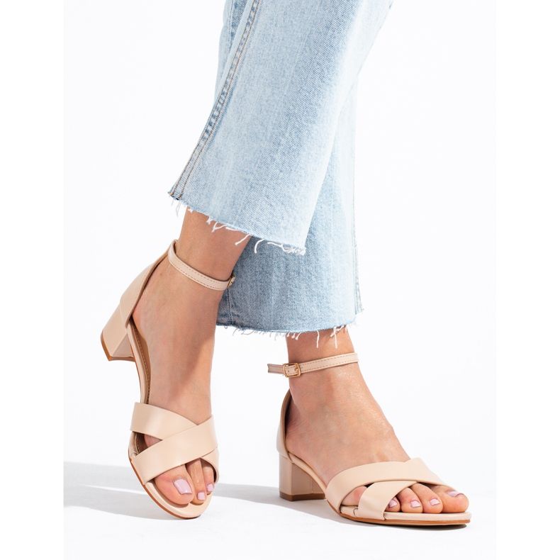 Elegantes sandalias beige de tacón bajo de Shelovet 2 Elegantes sandalias beige de tacón bajo de Shelovet 2