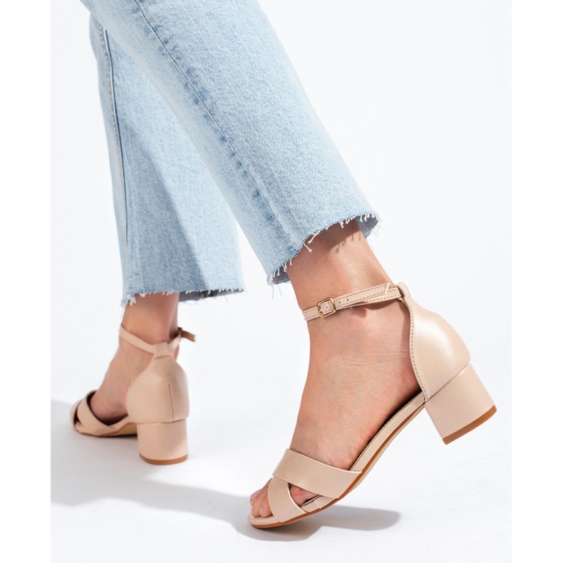 Elegantes sandalias beige de tacón bajo de Shelovet 1 Elegantes sandalias beige de tacón bajo de Shelovet 1
