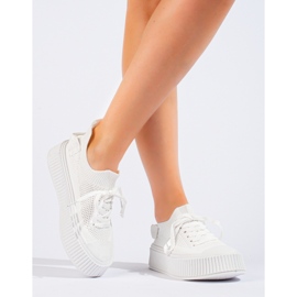 Zapatillas caladas blancas en la plataforma Shelovet. blanco 1