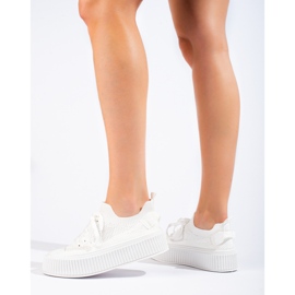 Zapatillas caladas blancas en la plataforma Shelovet. blanco 3