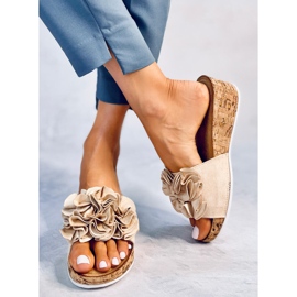 BM Sandalias cuña con flores de Peluso Beige 4