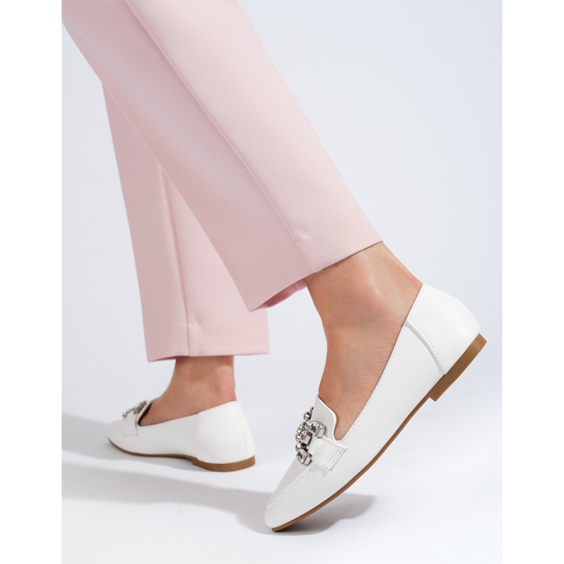 Mocasines de mujer blancos con decoración Shelovet 1